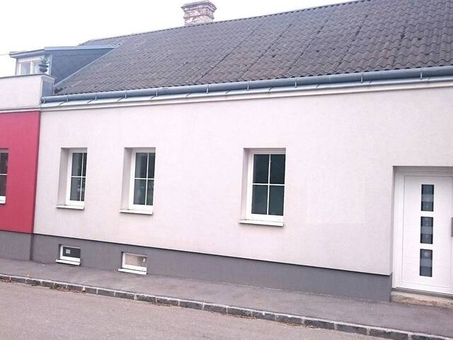 Immobilie in Ernstbrunn - Großzügiges Zweifamilienhaus mit Ausbaupotential und Garage in zentraler Lage von Ernstbrunn! Arbeiten und Wohnung unter einem Dach! - Bild 1