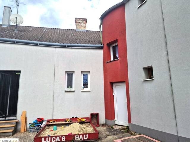 Immobilie in Ernstbrunn - Großzügiges Zweifamilienhaus mit Ausbaupotential und Garage in zentraler Lage von Ernstbrunn! Arbeiten und Wohnung unter einem Dach! - Bild 2
