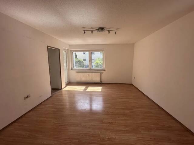 Immobilie in Schwaz - Schwaz: Leergeräumte 3-Zimmer-Wohnung mit verglaster Loggia - startklar für Ihre Sanierung - Bild 1