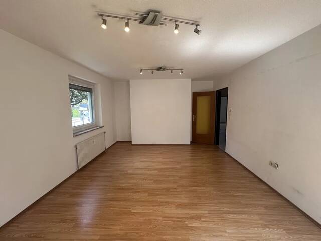 Immobilie in Schwaz - Schwaz: Leergeräumte 3-Zimmer-Wohnung mit verglaster Loggia - startklar für Ihre Sanierung - Bild 2