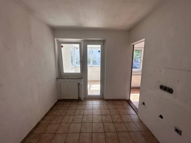 Immobilie in Schwaz - Schwaz: Leergeräumte 3-Zimmer-Wohnung mit verglaster Loggia - startklar für Ihre Sanierung - Bild 4