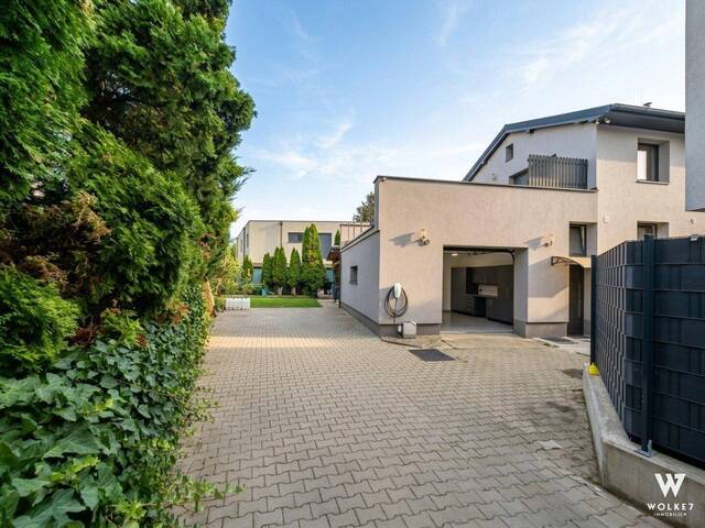 Immobilie in Strasshof an der Nordbahn - Großzügiges Einfamilienhaus mit viel Platz, sonnigen Terrassen, Garage plus Carport! - Bild 0