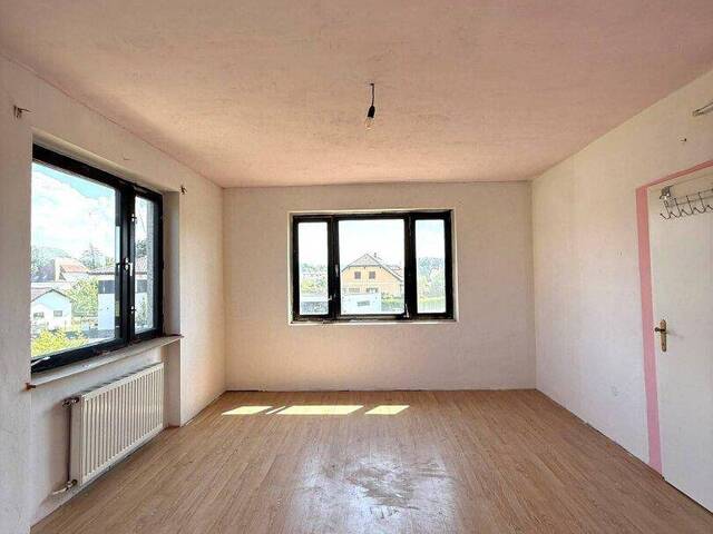 Immobilie in Traismauer - Großzügiges Haus in Traismauer mit Garten, Balkon & Garage – renovierungsbedürftig! - Bild 2