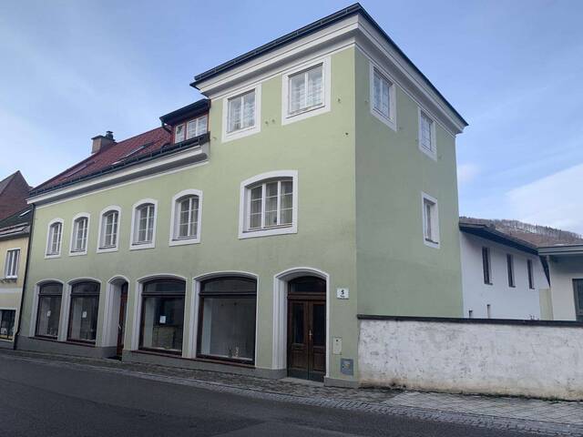 Immobilie in Lilienfeld - Mehrfamilienhaus mit Geschäftslokal und zwei Wohnungen - Bild 1