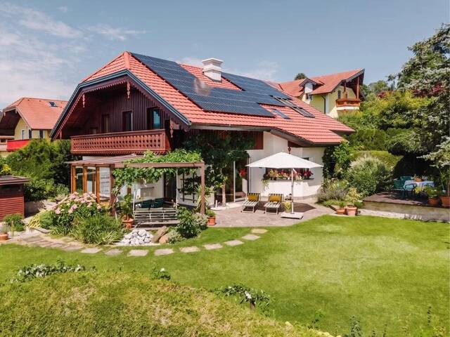 Immobilie in Zell am Moos - Raum für Generationen. Ein besonderes Landhaus mit Einliegerwohnung und Irrseeblick - Bild 0