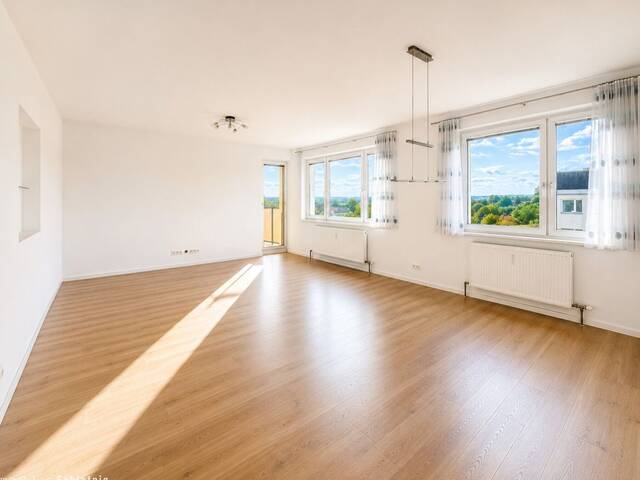 Immobilie in Laxenburg - RAUM - LICHT - LEBEN! Große 4-Zimmer Wohnung mit Balkon in Laxenburg - gepflegt, sonnig, top Ausstattung! - Bild 0