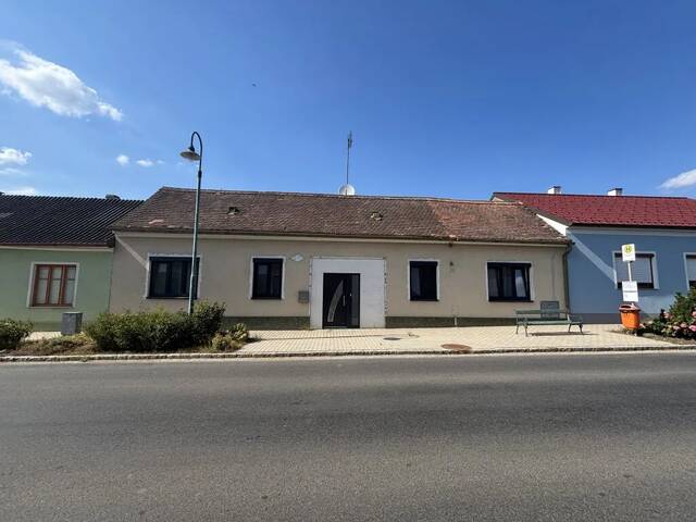 Immobilie in Unterstinkenbrunn - Geräumiges Bauernhaus mit ausgebauter 100m² Halle Nahe Laa/Thaya - für nur 129.000 - Bild 0
