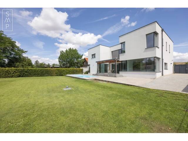 Immobilie in Mistelbach - Architektonisches Meisterwerk im Bezirk Mistelbach: Lichtdurchfluteter Luxus, Pool-Oase & zukunftsweisende Energieautarkie - Bild 0