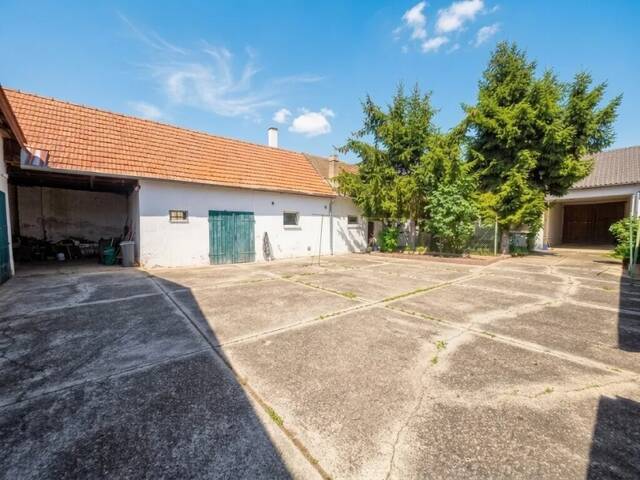 Immobilie in Unterretzbach - Wohnen mit Privatsphäre: Bauernhaus mit uneinsehbarem Innenhof, großem Maschinenschuppen und vielseitigen Nebengebäuden - Bild 2