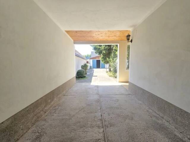 Immobilie in Unterretzbach - Wohnen mit Privatsphäre: Bauernhaus mit uneinsehbarem Innenhof, großem Maschinenschuppen und vielseitigen Nebengebäuden - Bild 3