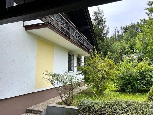 Immobilie in Rosegg - PRIVATVERKAUF IN ROSEGG – Einfamilienhaus mit großem Grundstück, Tierparkblick & bereits genehmigtem Umbauprojekt - Bild 2