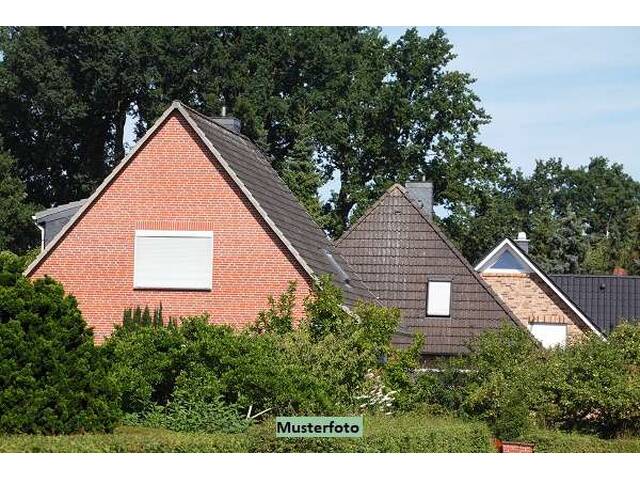 Immobilie in Anthering - Großzügiges Einfamilienhaus mit Pool, Doppelgarage und ausgebautem Dachgeschoss - Bild 0