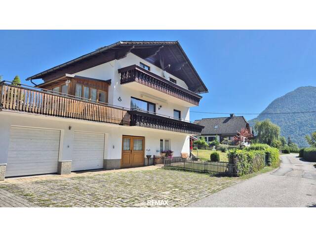 Immobilie in Bad Aussee - Bad Aussee: Ein,- Zweifamilienhaus mit 2 Balkonen, Terrasse, 3 Garagen, Gartenhütte - Bild 1