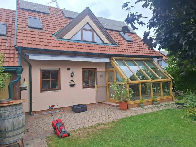 Immobilie in Günselsdorf - Charmantes Einfamilienhaus inkl. Pool, Sauna u.v.m. - Bild 2
