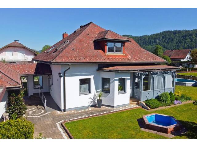 Immobilie in Ebenthal - Gepflegte Landhaus-Villa mit Garagengebäude, Carport und schönem Grundstück in Ebenthal bei Klagenfurt - Bild 1