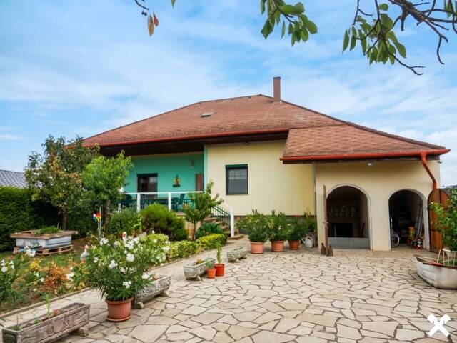 Immobilie in Breitenbrunn - Viel Nutzfläche - Einfamilienhaus mit ehemaligem Heurigen im Keller ! - Bild 0