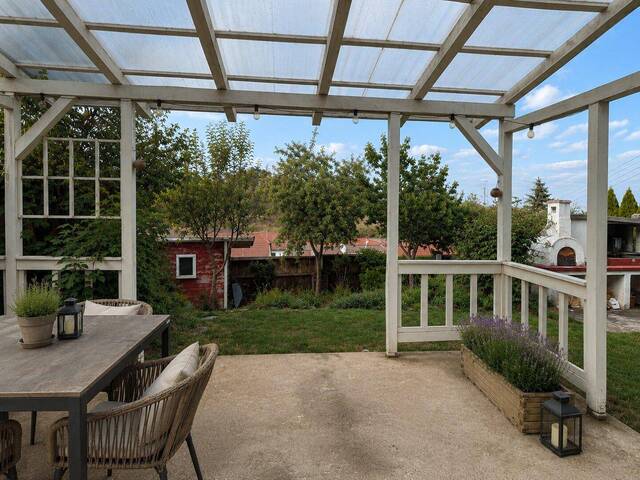 Immobilie in Stillfried - Landhausstil | uneinsehbarer Innenhof u. überdachte Pergola | romantischer Garten | Schwedenofen | freistehende Badewanne - Bild 2