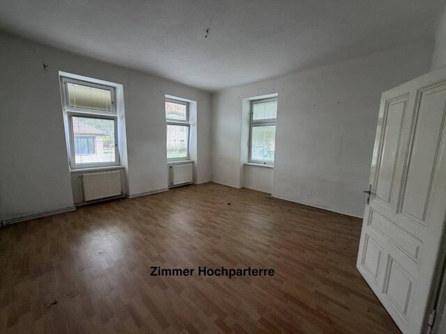 Immobilie in Gloggnitz - Paket bestehend aus 2 Wohnungen + Souterrainräumlichkeiten + Nebenräume (ca. 177m² Nutzfläche) und 141m² Eigengarten - sanierungsbedürftig - Bild 0
