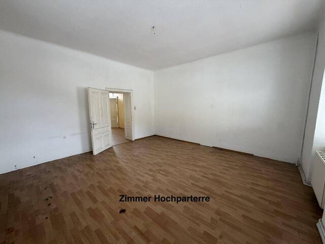 Immobilie in Gloggnitz - Paket bestehend aus 2 Wohnungen + Souterrainräumlichkeiten + Nebenräume (ca. 177m² Nutzfläche) und 141m² Eigengarten - sanierungsbedürftig - Bild 1