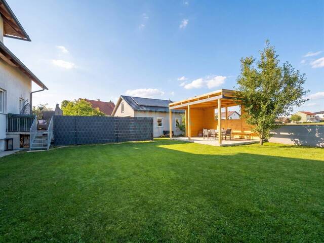Immobilie in Naarn im Machlande - Modernes Mehrfamilienhaus mit 3 Wohneinheiten und großem Garten - Bild 1