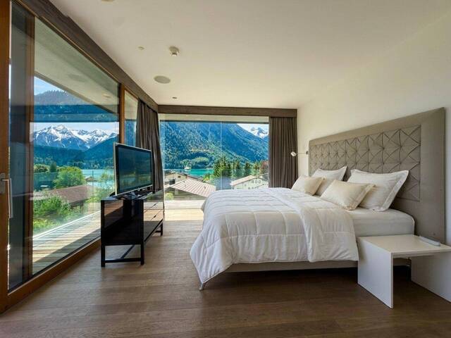 Immobilie in Maurach - Achensee: Luxuswohnung in der Architektenvilla der Superlative – Top W1 mit Seeblick, ca. 135 m² Wohnfläche, ca. 160 m² Privatgarten, ca. 25,18 m² Balkon & 2 Tiefgaragenstellplätze inklusive - Bild 1