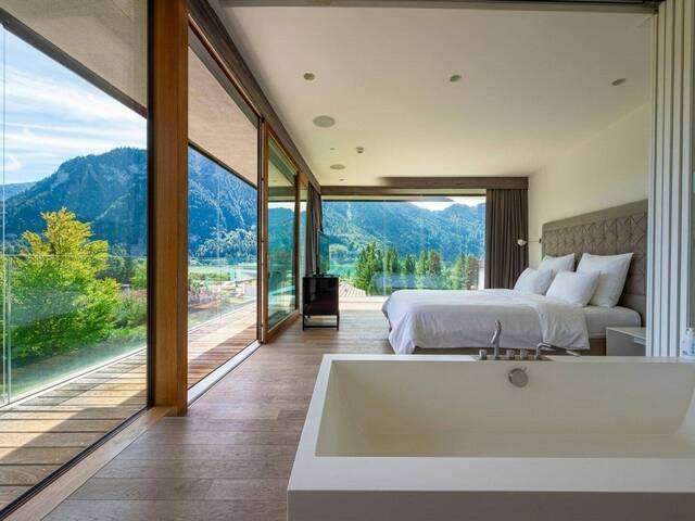 Immobilie in Maurach - Achensee: Luxuswohnung in der Architektenvilla der Superlative – Top W1 mit Seeblick, ca. 135 m² Wohnfläche, ca. 160 m² Privatgarten, ca. 25,18 m² Balkon & 2 Tiefgaragenstellplätze inklusive - Bild 2