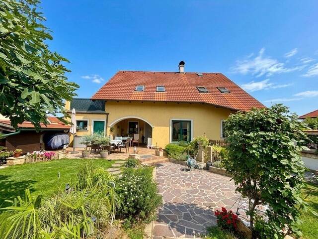 Immobilie in Podersdorf am See - Wohnen in Seenähe - gepflegtes Einfamilienhaus mit Pool und Garten in Podersdorf - Bild 1