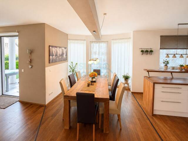 Immobilie in Pinsdorf - 10 Minuten zum Traunsee! Luxuriöses Wohnen mit Wellness, Pool & Traunsteinblick in Pinsdorf - Bild 2