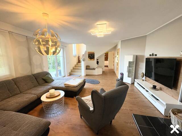 Immobilie in Grieskirchen - Wohnen über Grieskirchen - 320m² Zweifamilienhaus mit Pool & Dachterrasse - Bild 1