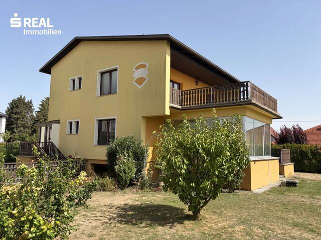 Immobilie in Poysdorf - Großzügiges 6-Zi-Haus mit Garten, 2 Terrassen & Garage in Poysdorf - Bild 0