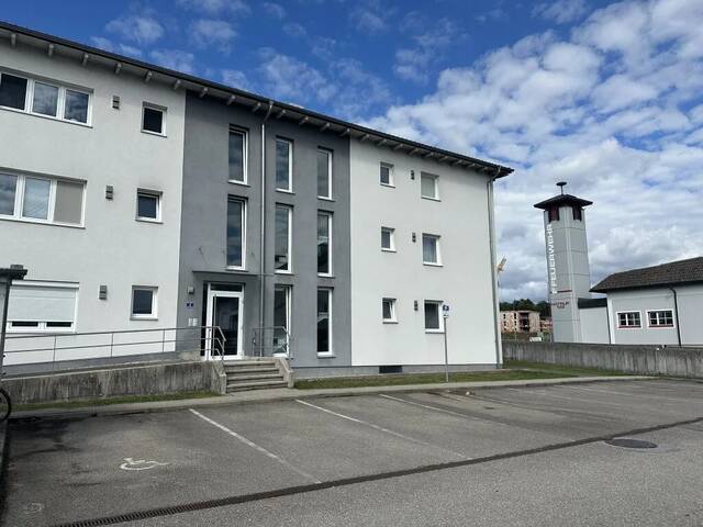 Immobilie in Vöcklamarkt - Großzügige 4-Zimmer-Wohnung mit Loggia und 2 KFZ-Stellplätze - Bild 0