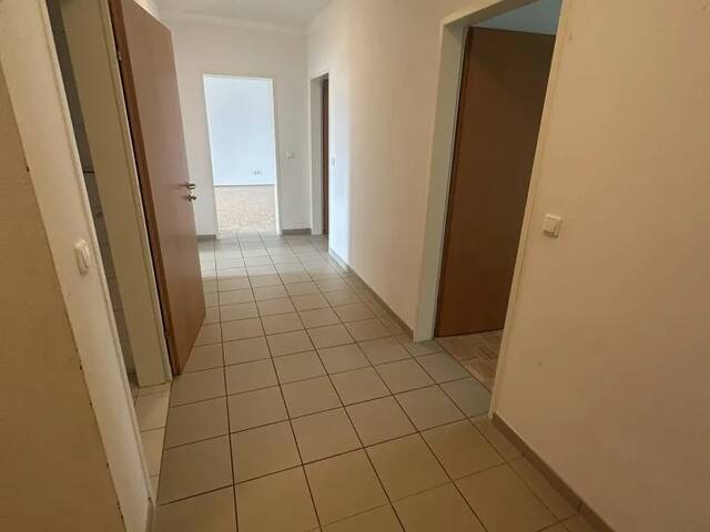 Immobilie in Vöcklamarkt - Großzügige 4-Zimmer-Wohnung mit Loggia und 2 KFZ-Stellplätze - Bild 2
