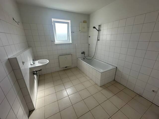 Immobilie in Vöcklamarkt - Großzügige 4-Zimmer-Wohnung mit Loggia und 2 KFZ-Stellplätze - Bild 4