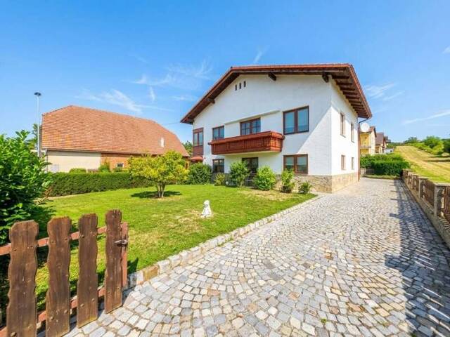 Immobilie in Pulkau - Gepflegtes Einfamilienhaus mit Garten, Balkon, 2 Garagen & vielseitigem Keller in Pulkau - Bild 0
