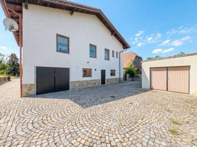 Immobilie in Pulkau - Gepflegtes Einfamilienhaus mit Garten, Balkon, 2 Garagen & vielseitigem Keller in Pulkau - Bild 2