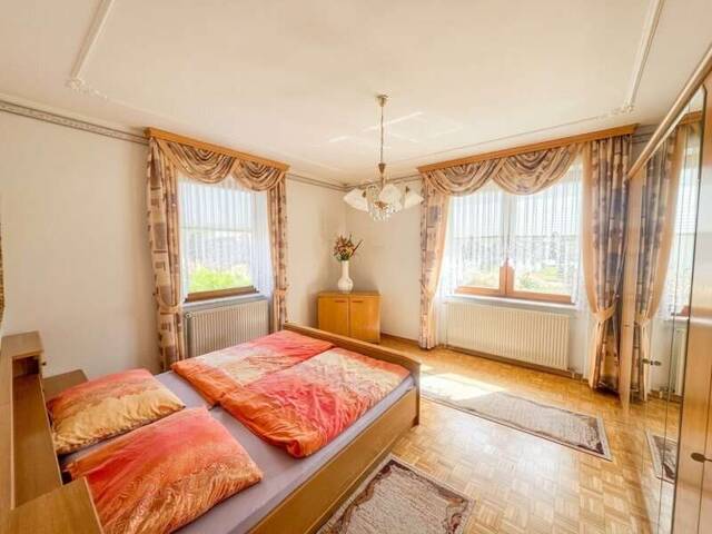 Immobilie in Pulkau - Gepflegtes Einfamilienhaus mit Garten, Balkon, 2 Garagen & vielseitigem Keller in Pulkau - Bild 3