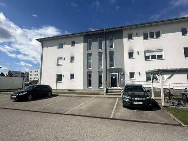 Immobilie in Vöcklamarkt - Großzügige 4-Zimmer-Wohnung mit Loggia und 2 KFZ-Stellplätze - Bild 0