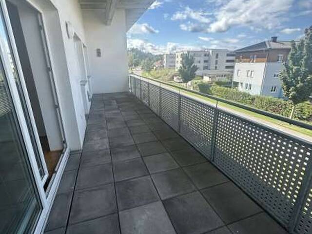Immobilie in Vöcklamarkt - Großzügige 4-Zimmer-Wohnung mit Loggia und 2 KFZ-Stellplätze - Bild 2