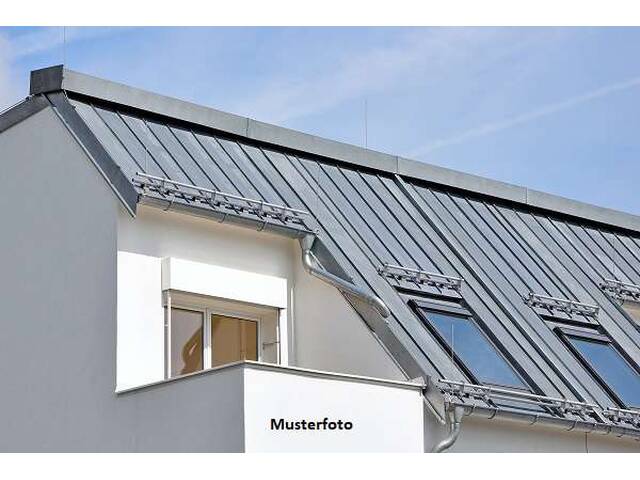 Immobilie in Randegg - Wohnen mit Ausblick: Großzügige 3-Zimmer-Dachgeschosswohnung mit Loggia - Bild 0