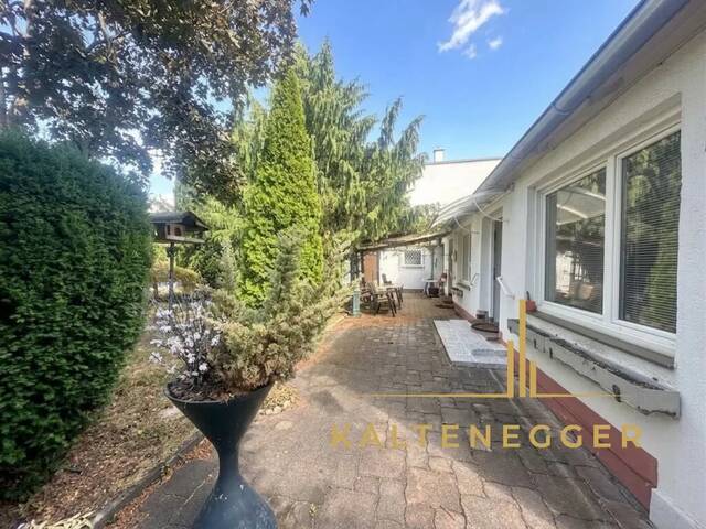 Immobilie in Neunkirchen - Großzügiges Einfamilienhaus mit Garten & Pool in Neunkirchen - Renovierungsbedarf! - Bild 1