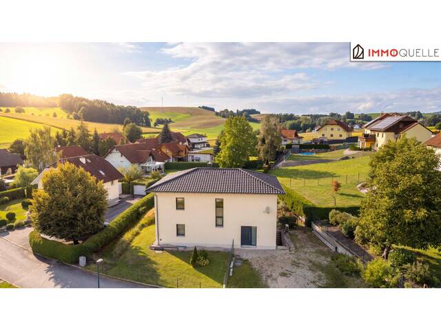 Immobilie in Enzenkirchen - Zuhause mit Raum zum Entfalten - Großzügiges Einfamilienhaus mit weitläufigem Garten, Westterrasse und vielseitigem Vollkeller in Enzenkirchen - Bild 2