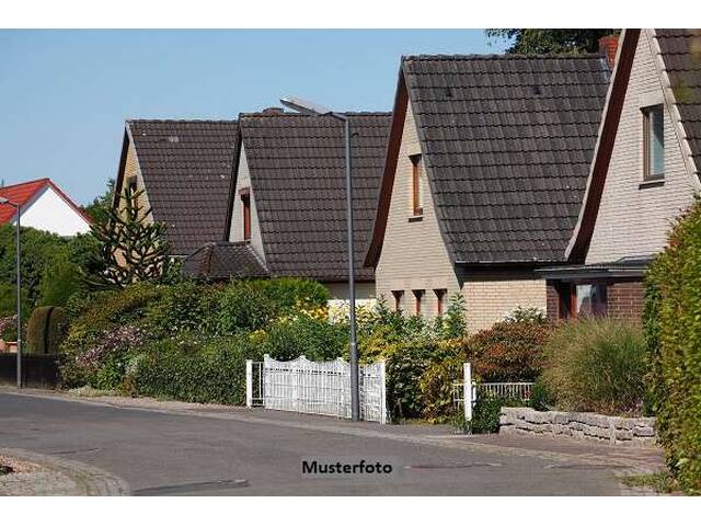 Immobilie in Kirchstetten - Charmantes Einfamilienhaus mit Terrasse, Garage und großzügigen Nebenflächen - Bild 0