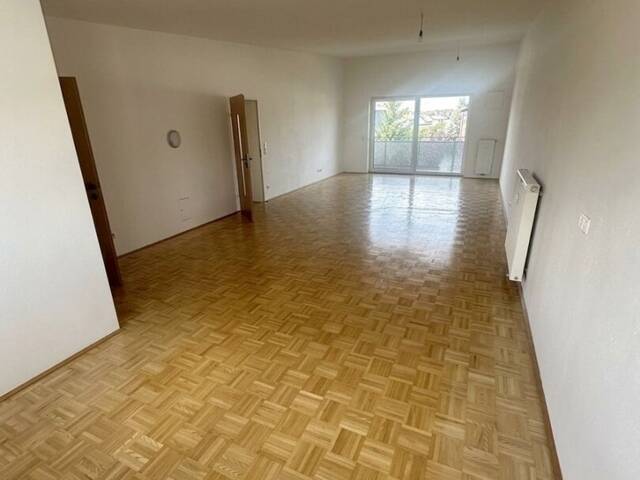 Immobilie in Vöcklamarkt - Großzügige 4-Zimmer-Wohnung mit Loggia und 2 KFZ-Stellplätze - Bild 1