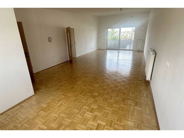 Immobilie in Vöcklamarkt - Großzügige 4-Zimmer-Wohnung mit Loggia und 2 KFZ-Stellplätze - Bild 4