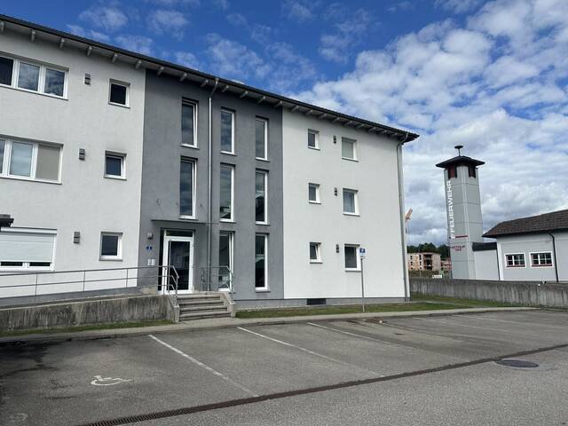 Immobilie in Vöcklamarkt - Großzügige 4-Zimmer-Wohnung mit Loggia und 2 KFZ-Stellplätze - Bild 0