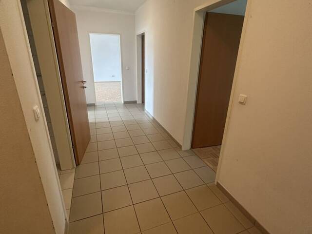 Immobilie in Vöcklamarkt - Großzügige 4-Zimmer-Wohnung mit Loggia und 2 KFZ-Stellplätze - Bild 2