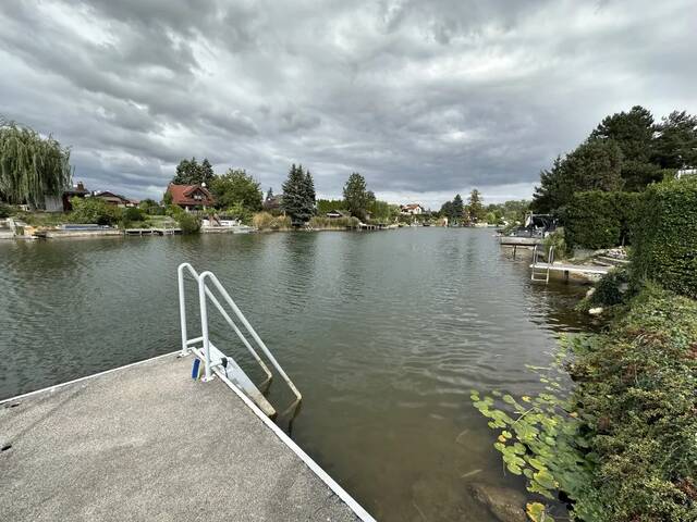 Immobilie in Neufeld an der Leitha - UFERPARZELLE - Ferienhaus am Ladislaus See – Wohnen direkt am Wasser - Bild 0