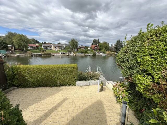 Immobilie in Neufeld an der Leitha - UFERPARZELLE - Ferienhaus am Ladislaus See – Wohnen direkt am Wasser - Bild 1