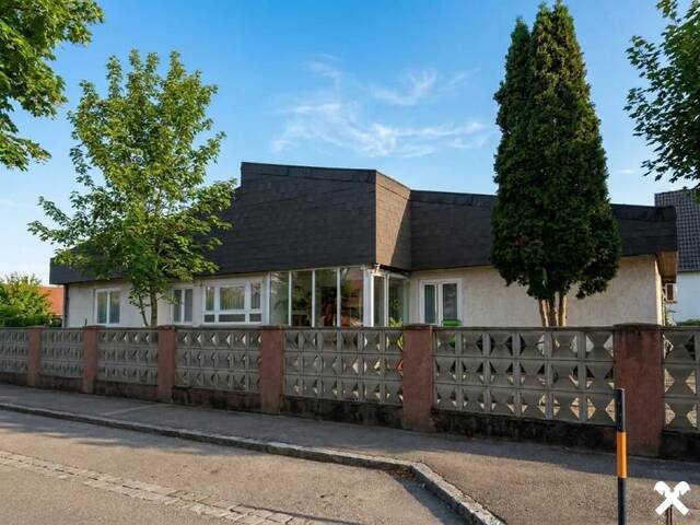 Immobilie in Neunkirchen - Bungalow mit Pool in Ruhelage - Stadtzentrum in Gehweite - Bild 0